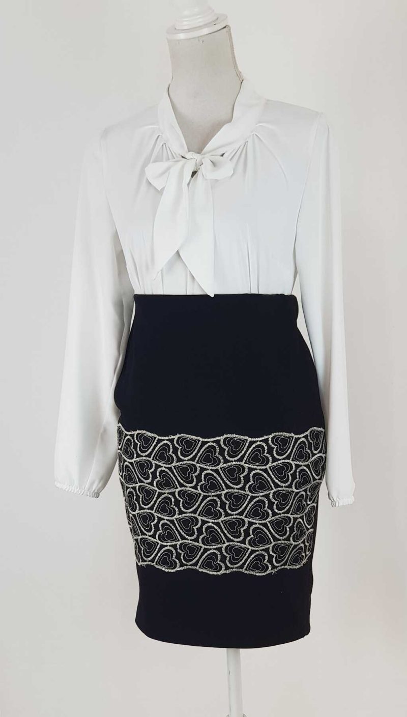 Compleu bluza alba si fusta neagra cu broderie