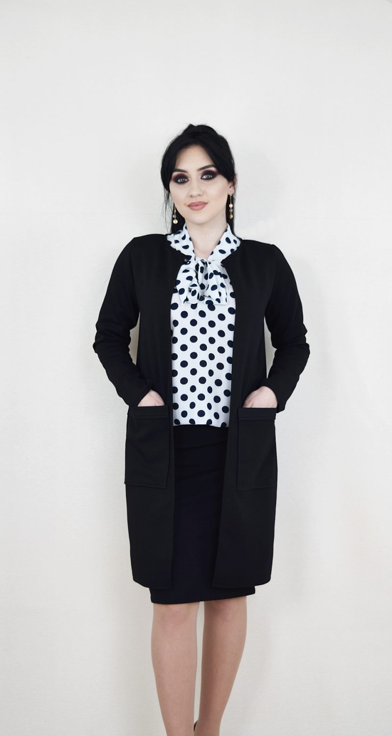 Compleu cardigan si fusta neagra si bluza alba cu buline negre