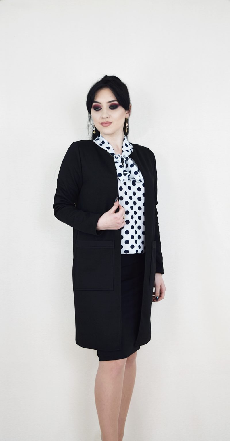 Compleu cardigan si fusta neagra si bluza alba cu buline negre