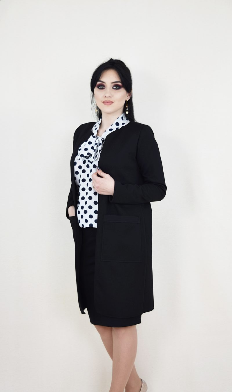 Compleu cardigan si fusta neagra si bluza alba cu buline negre