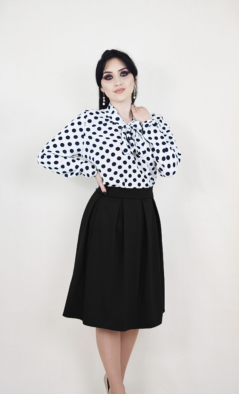 Compleu bluza alba cu buline si fusta neagra in pliuri