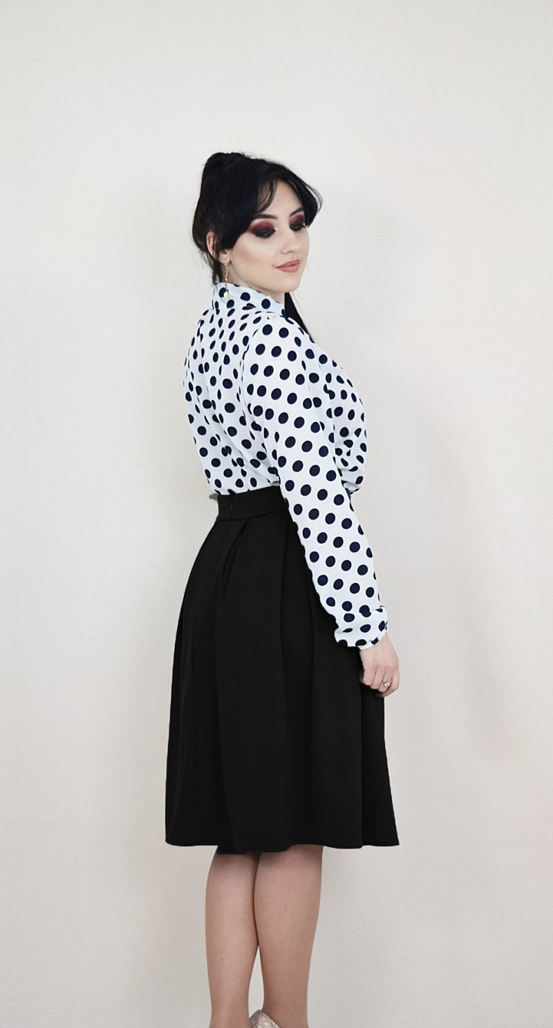 Compleu bluza alba cu buline si fusta neagra in pliuri