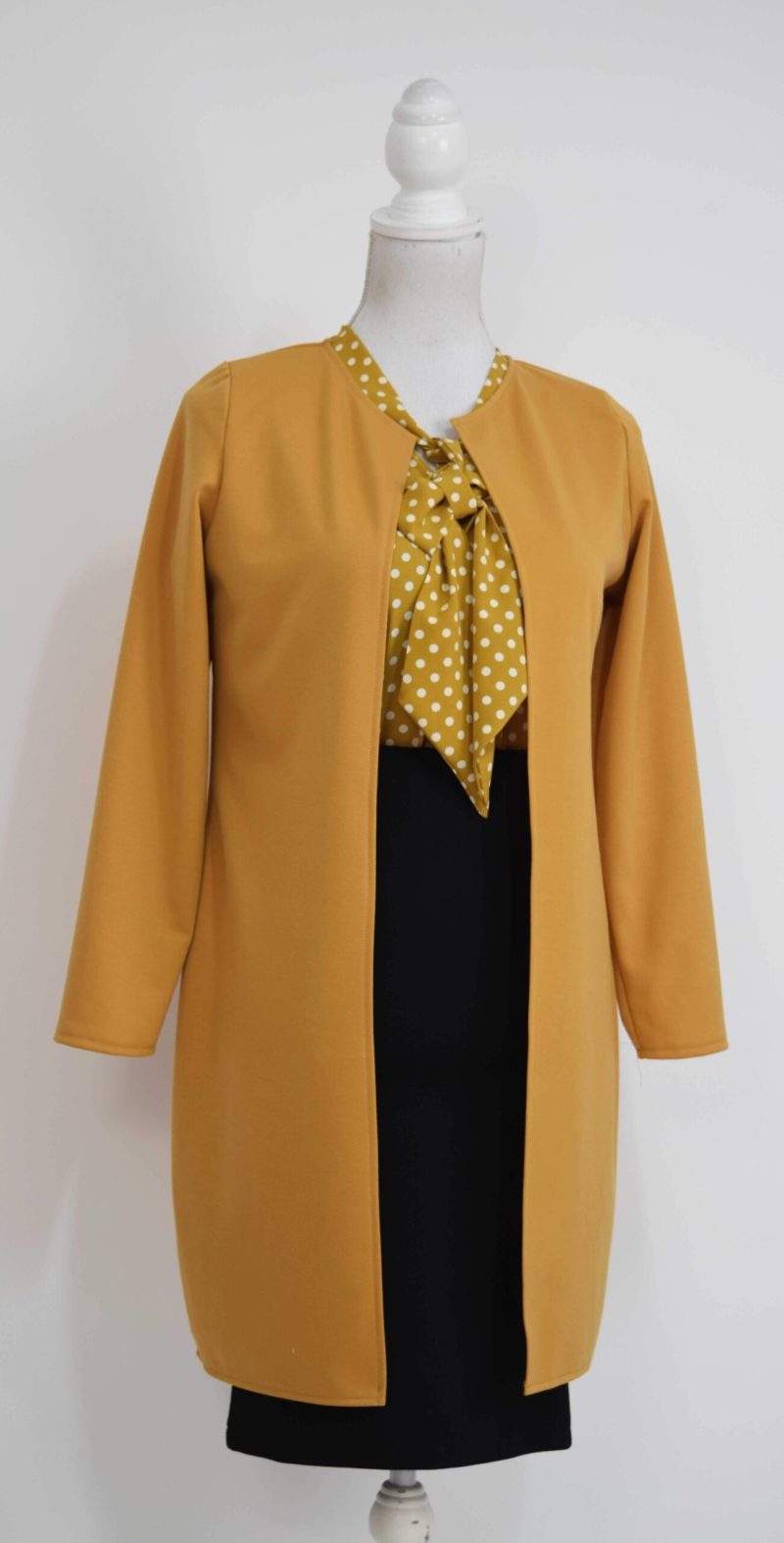 Compleu cadigan mustar cu fusta neagra si bluza mustar cu buline