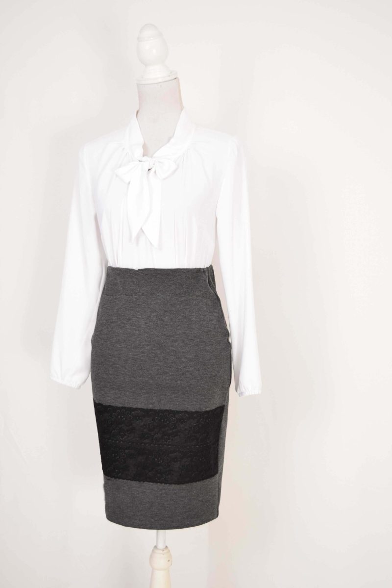 Compleu cardigan cu fusta gri cu broderie si bluza alba
