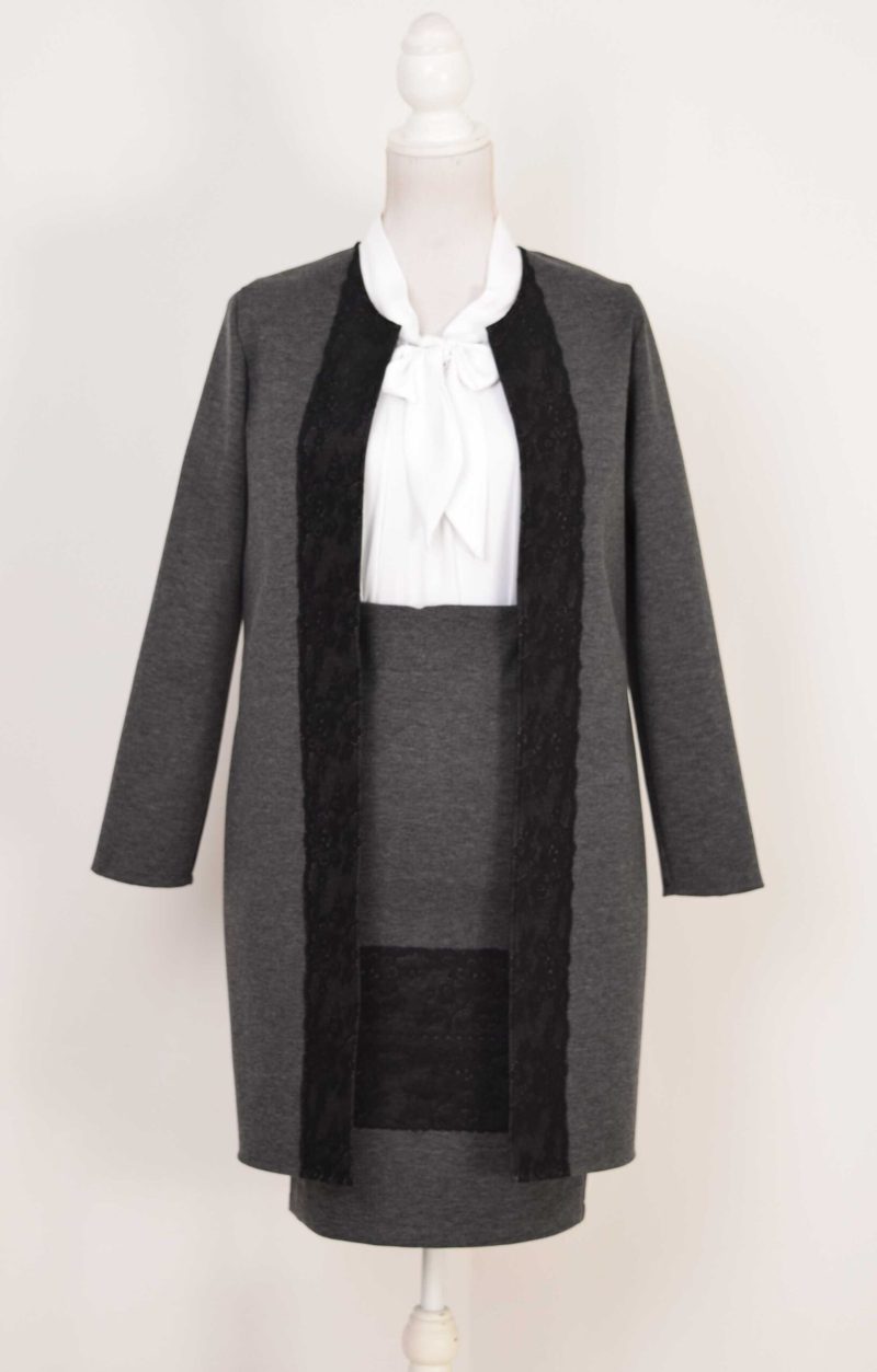 Compleu cardigan cu fusta gri cu broderie si bluza alba