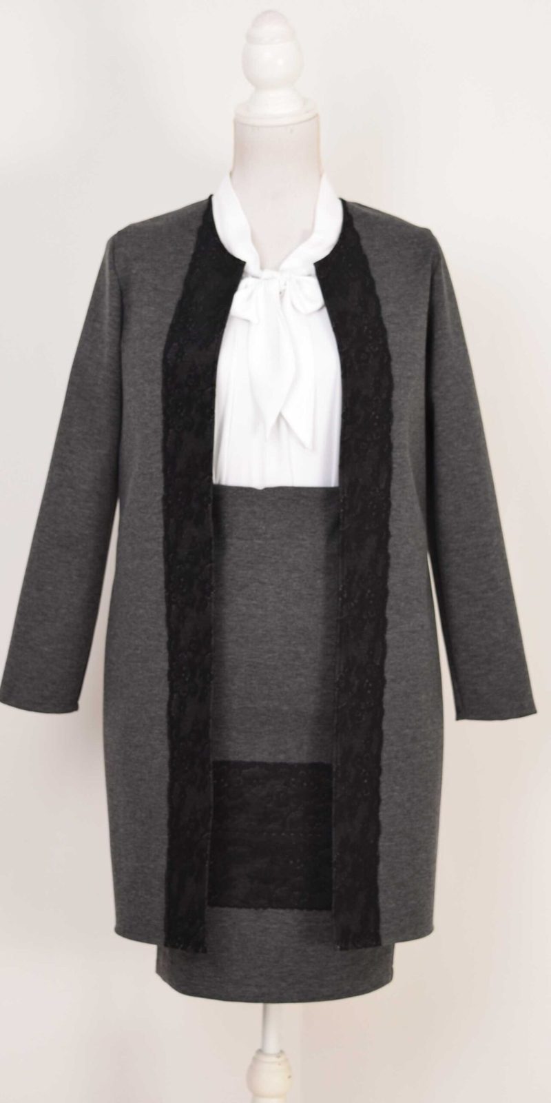 Compleu cardigan cu fusta gri cu broderie si bluza alba