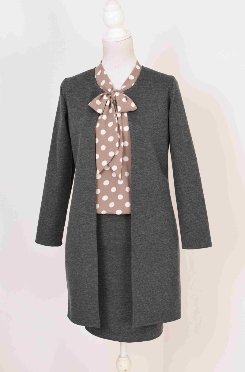 Compleu cardigan si fusta gri cu bluza capuccino cu buline