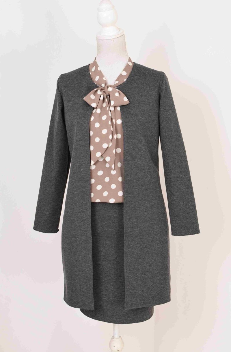 Compleu cardigan si fusta gri cu bluza capuccino cu buline