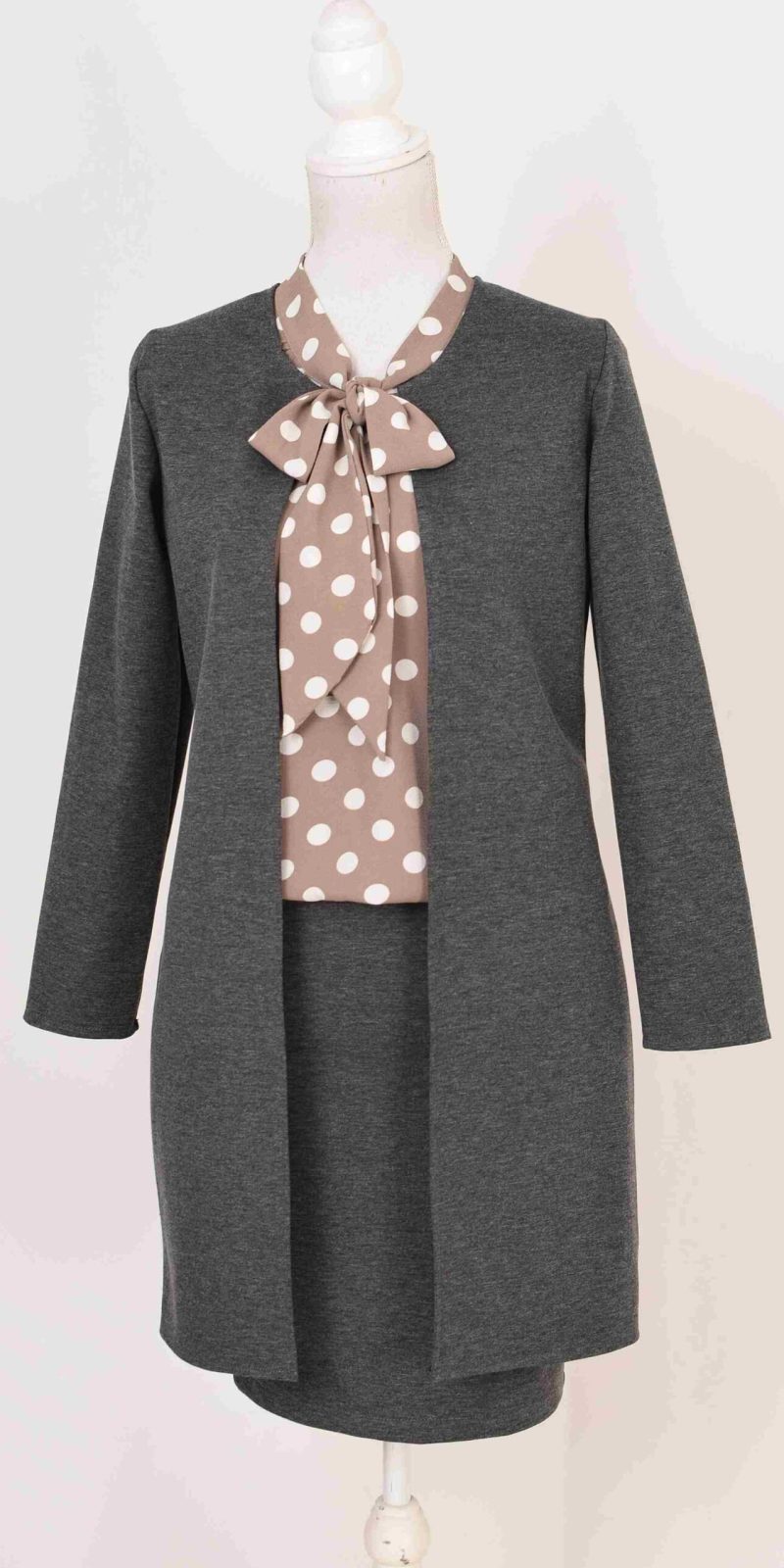 Compleu cardigan si fusta gri cu bluza capuccino cu buline