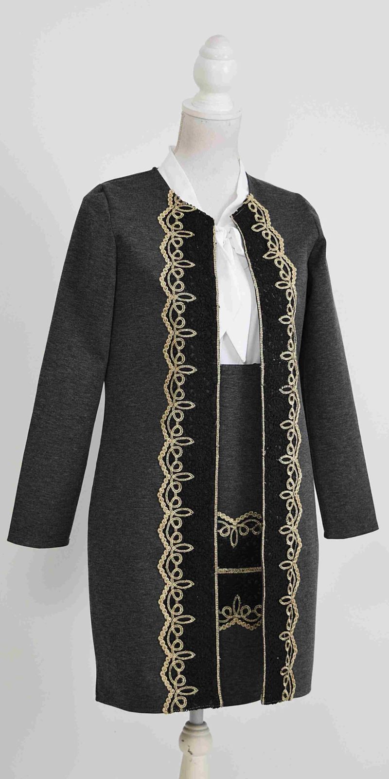 Compleu cardigan si fusta gri cu broderie cu bluza alba