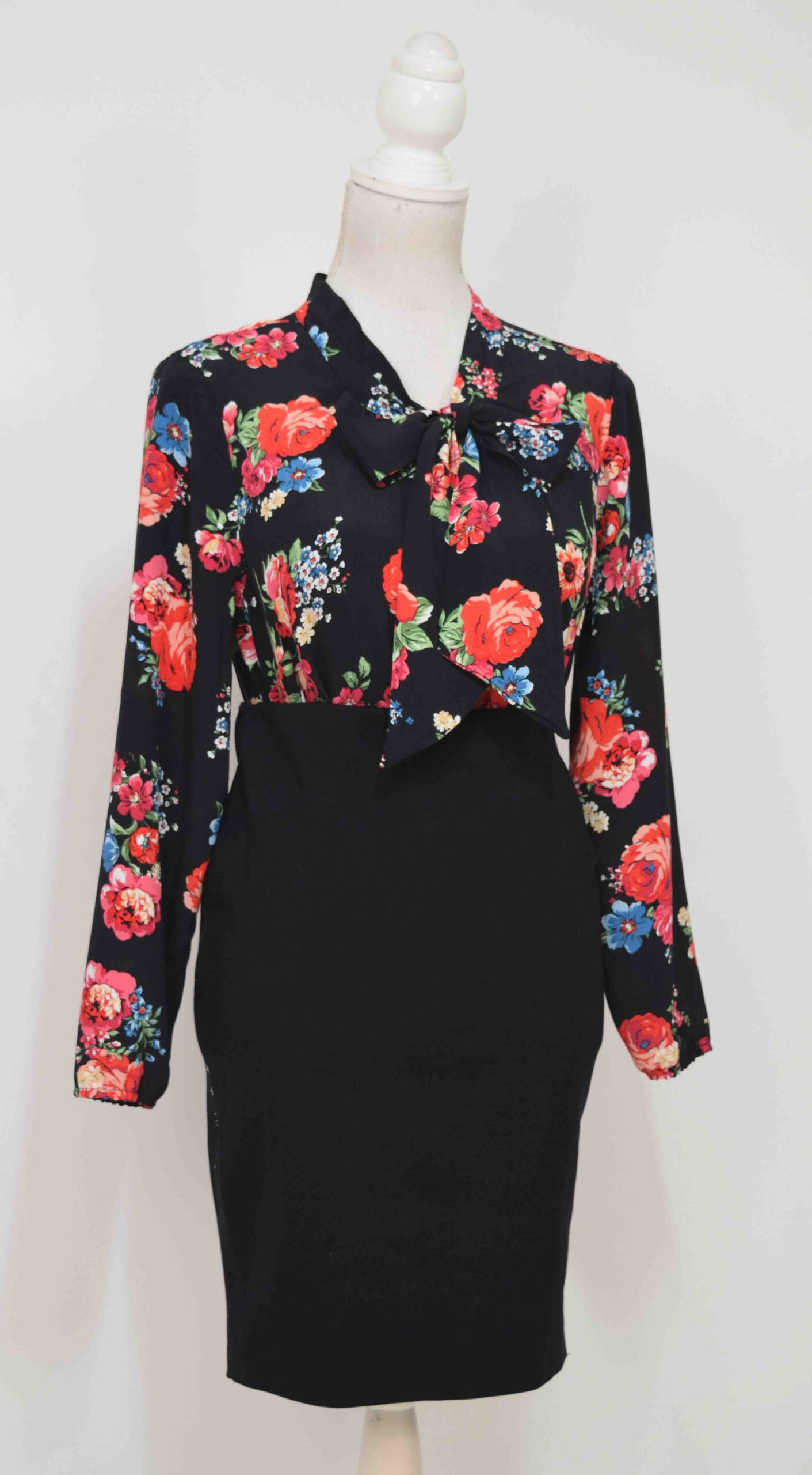 Bluza eleganta neagra cu flori rosii Roberta - 1 | YEO