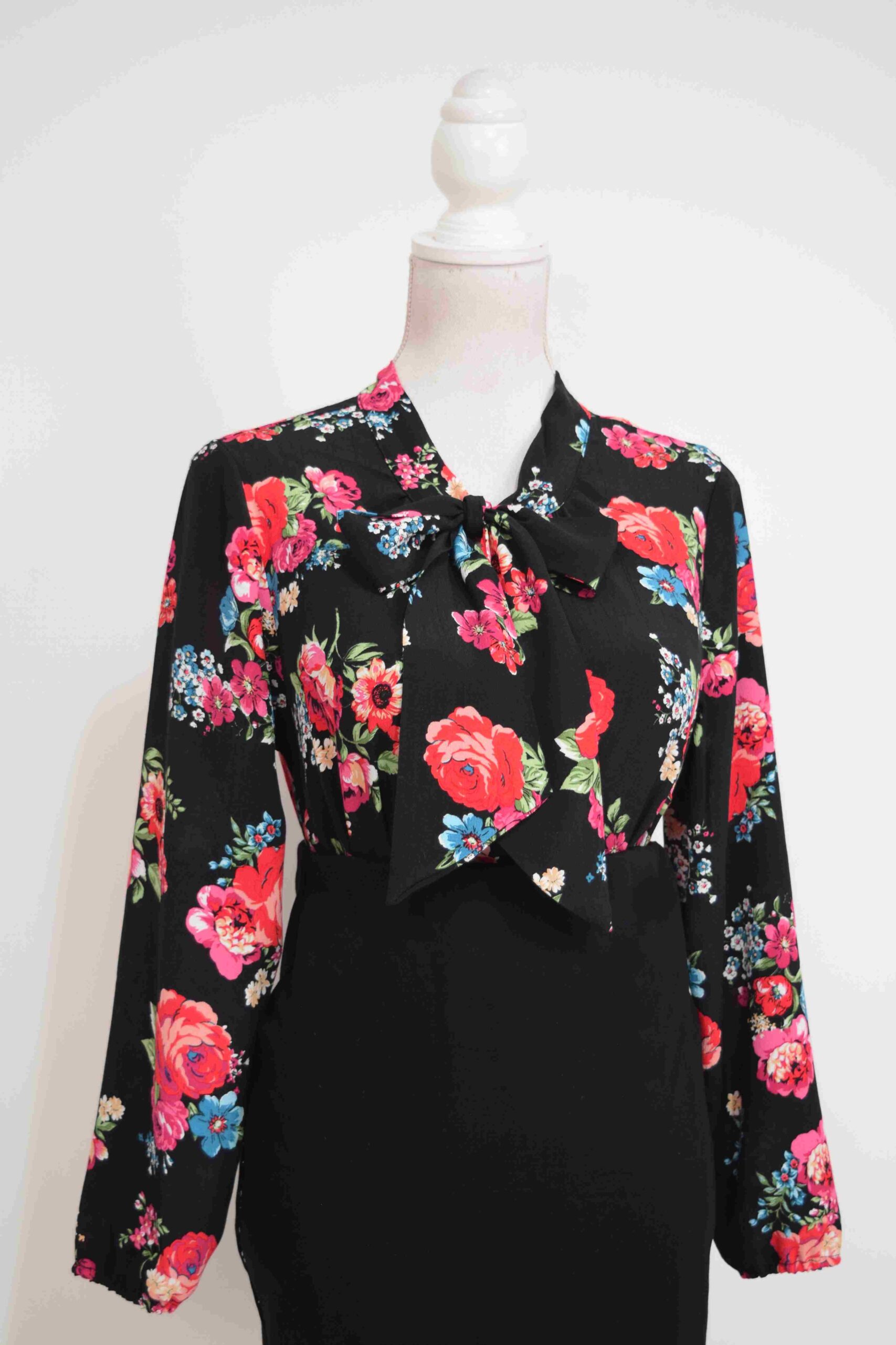 Bluza eleganta neagra cu flori rosii Roberta - 2 | YEO