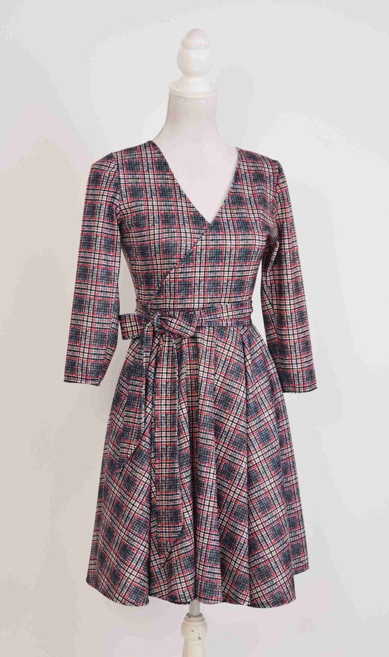 Rochie clos eleganta in carouri