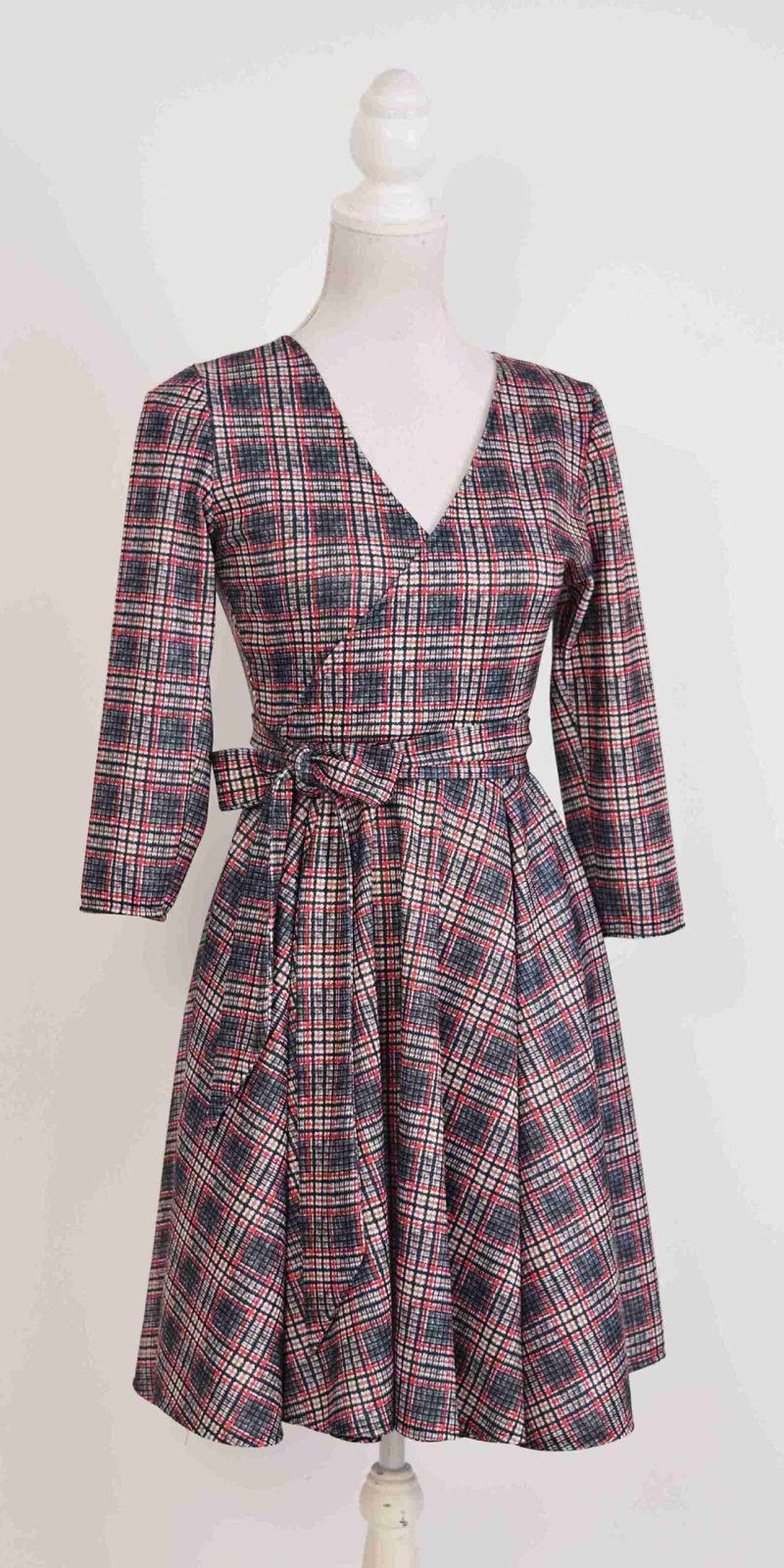 Rochie clos eleganta in carouri