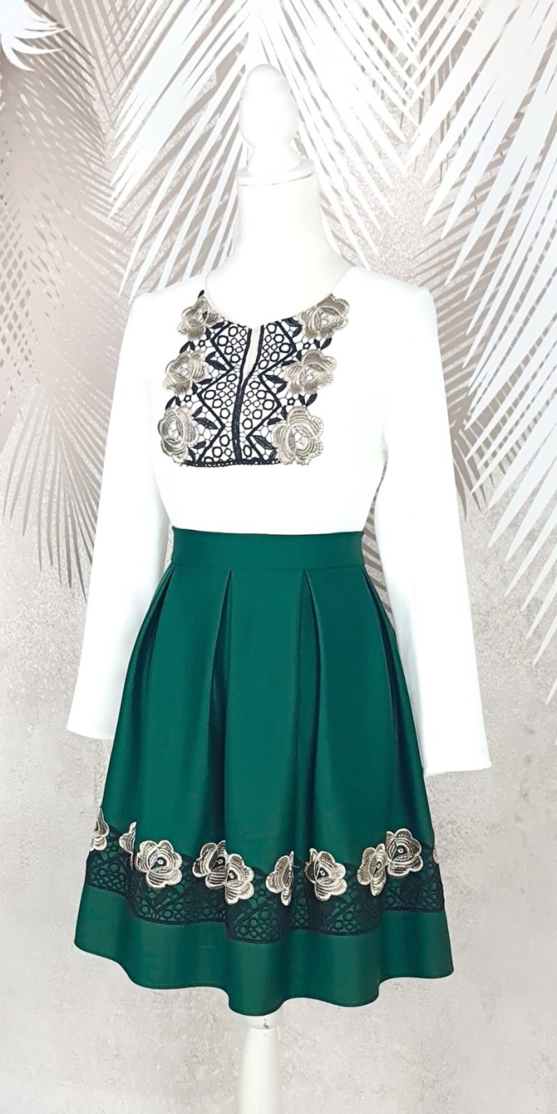 Compleu bluza alba stilizata si fusta verde in pliuri cu broderie Melania