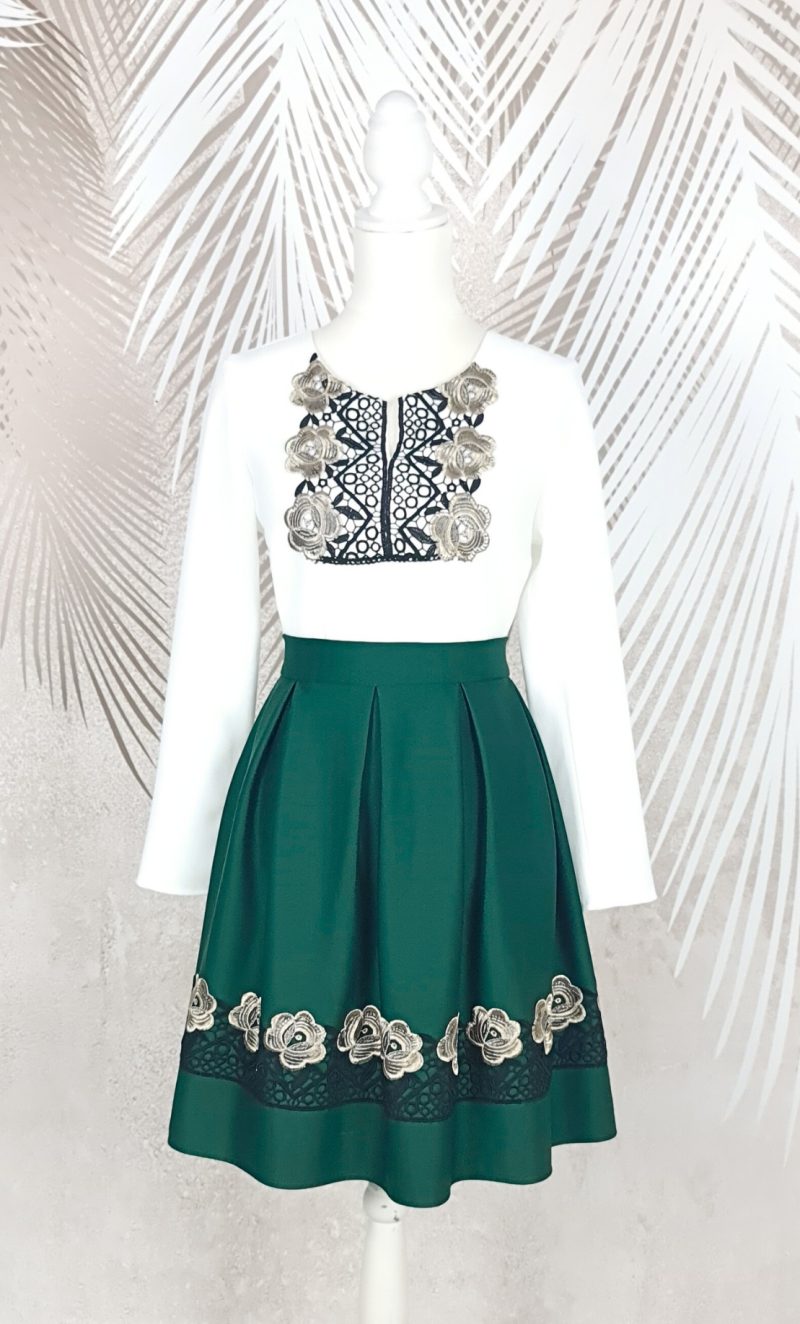 Compleu bluza alba stilizata si fusta verde in pliuri cu broderie Melania