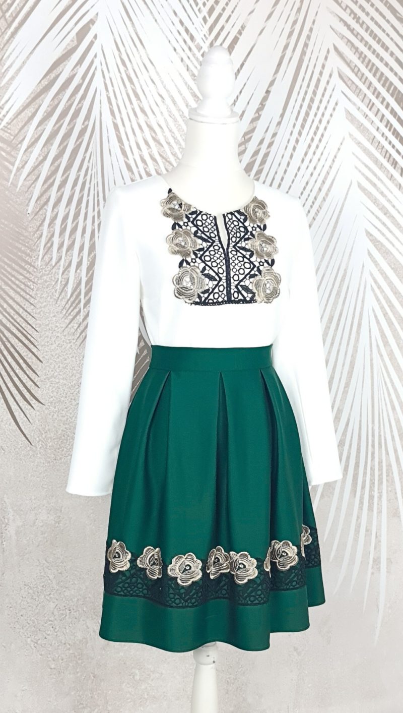 Compleu bluza alba stilizata si fusta verde in pliuri cu broderie Melania
