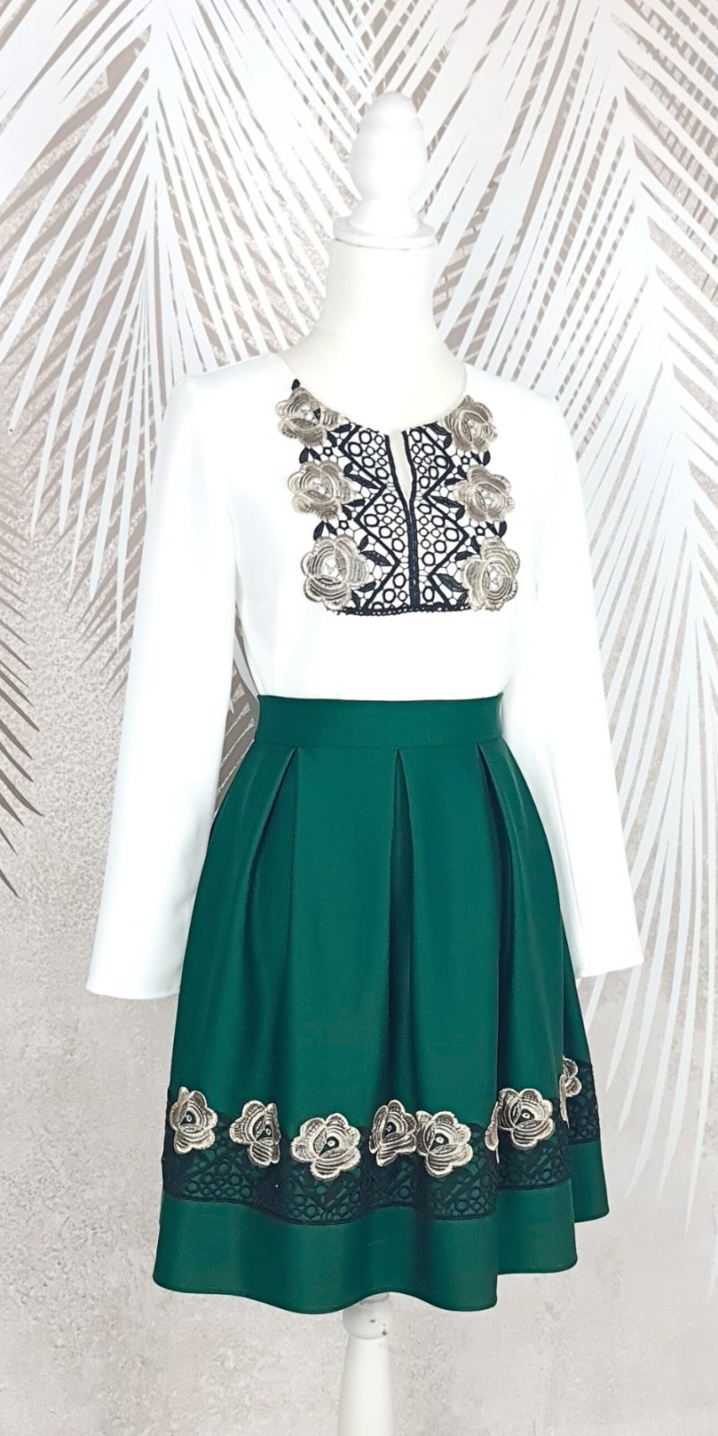 Compleu bluza alba stilizata si fusta verde in pliuri cu broderie Melania
