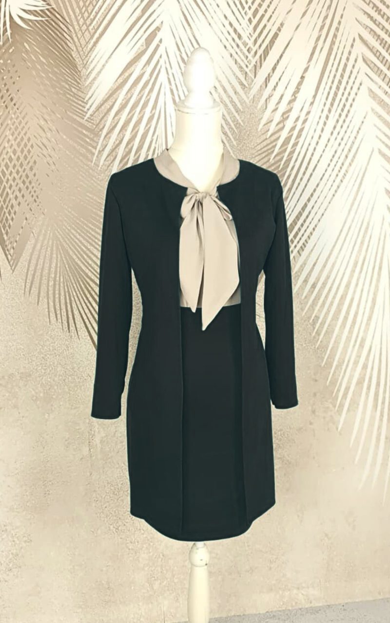 Compleu cu fusta si cardigan negru si bluza bej
