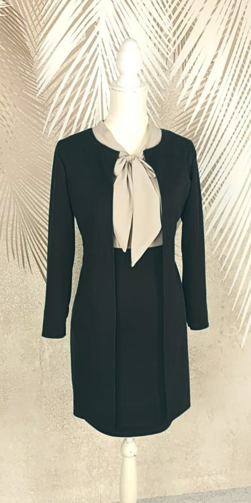 Compleu cu fusta si cardigan negru si bluza bej