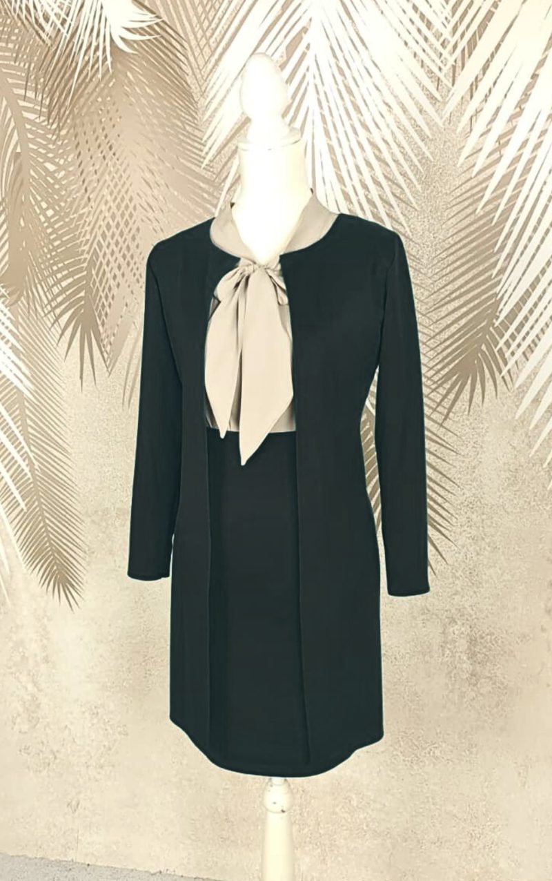 Compleu cu fusta si cardigan negru si bluza bej