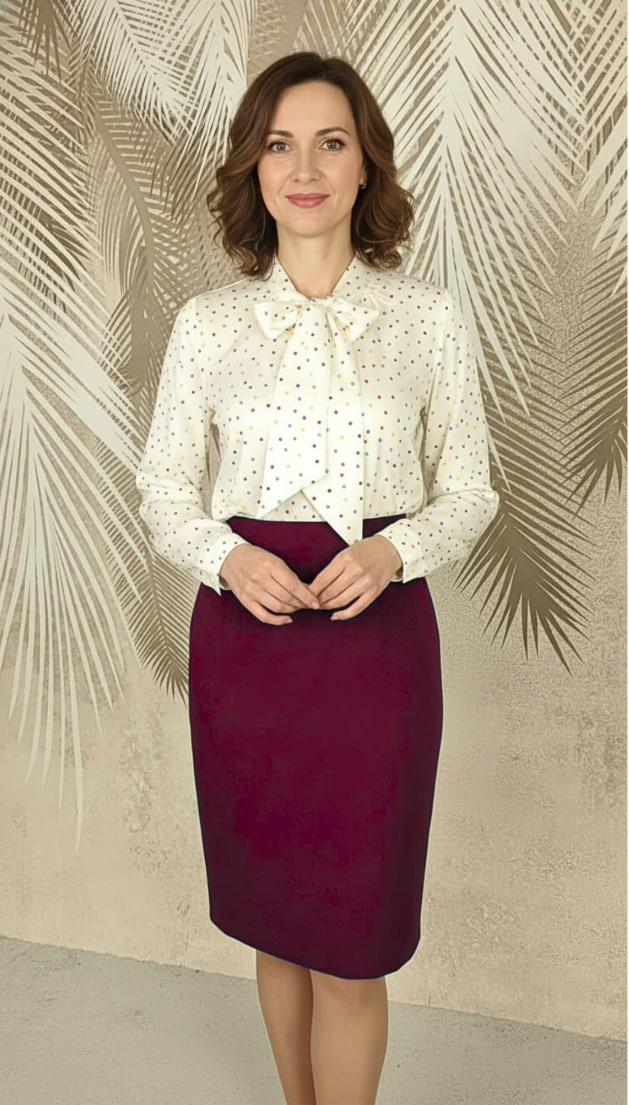 Bluza alba cu esarfa rosie cu buline