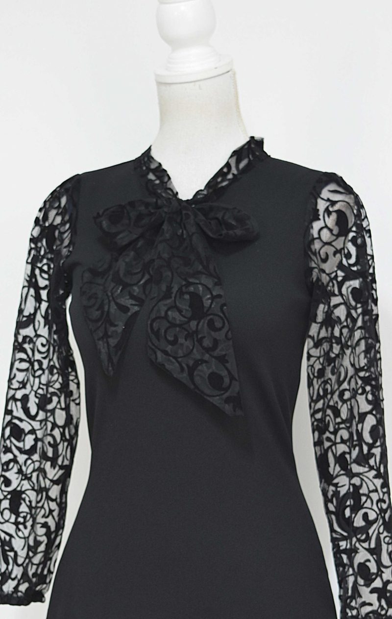 Rochie eleganta cu maneci si esarfa broderie catifea