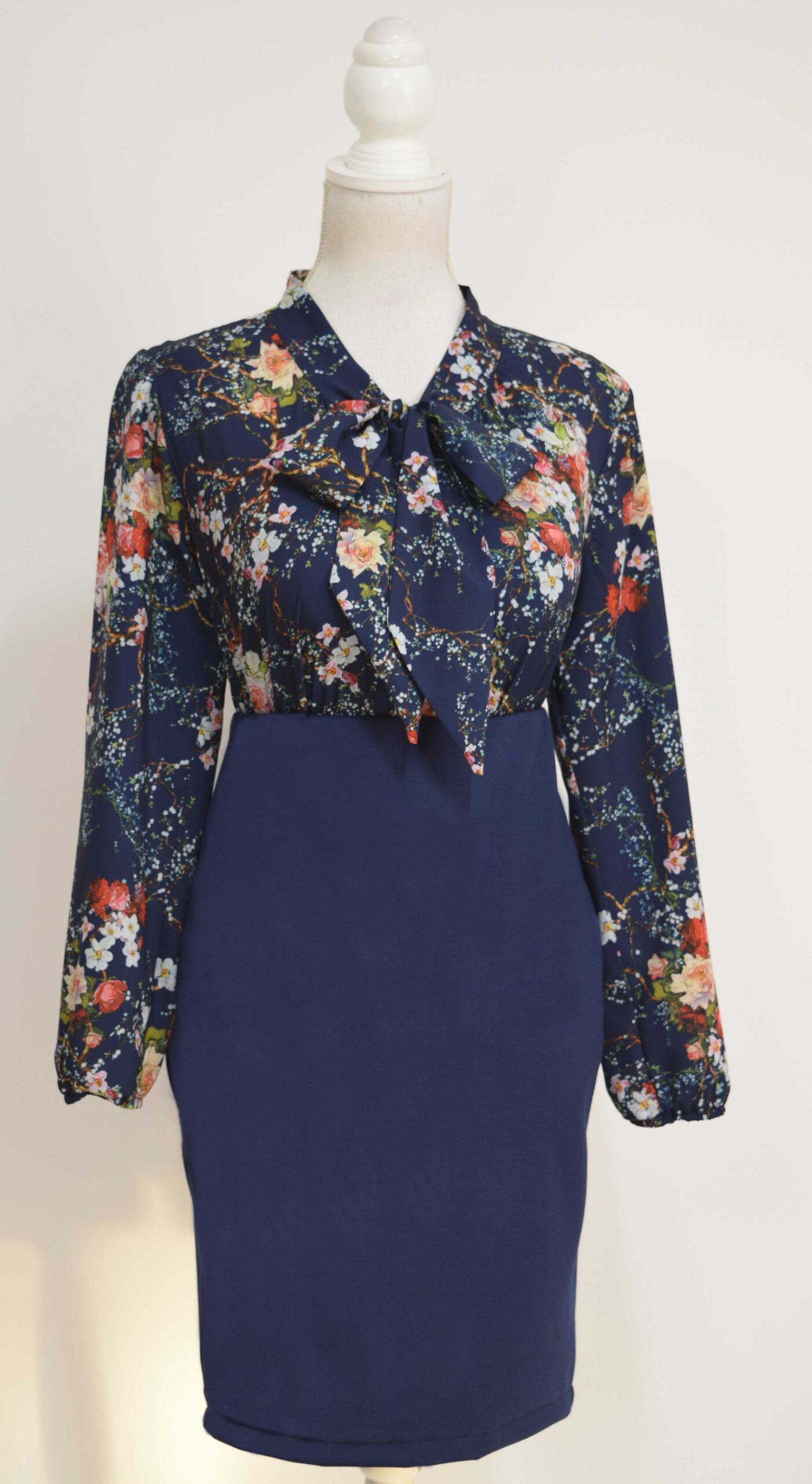 Bluza eleganta bleumarin cu flori