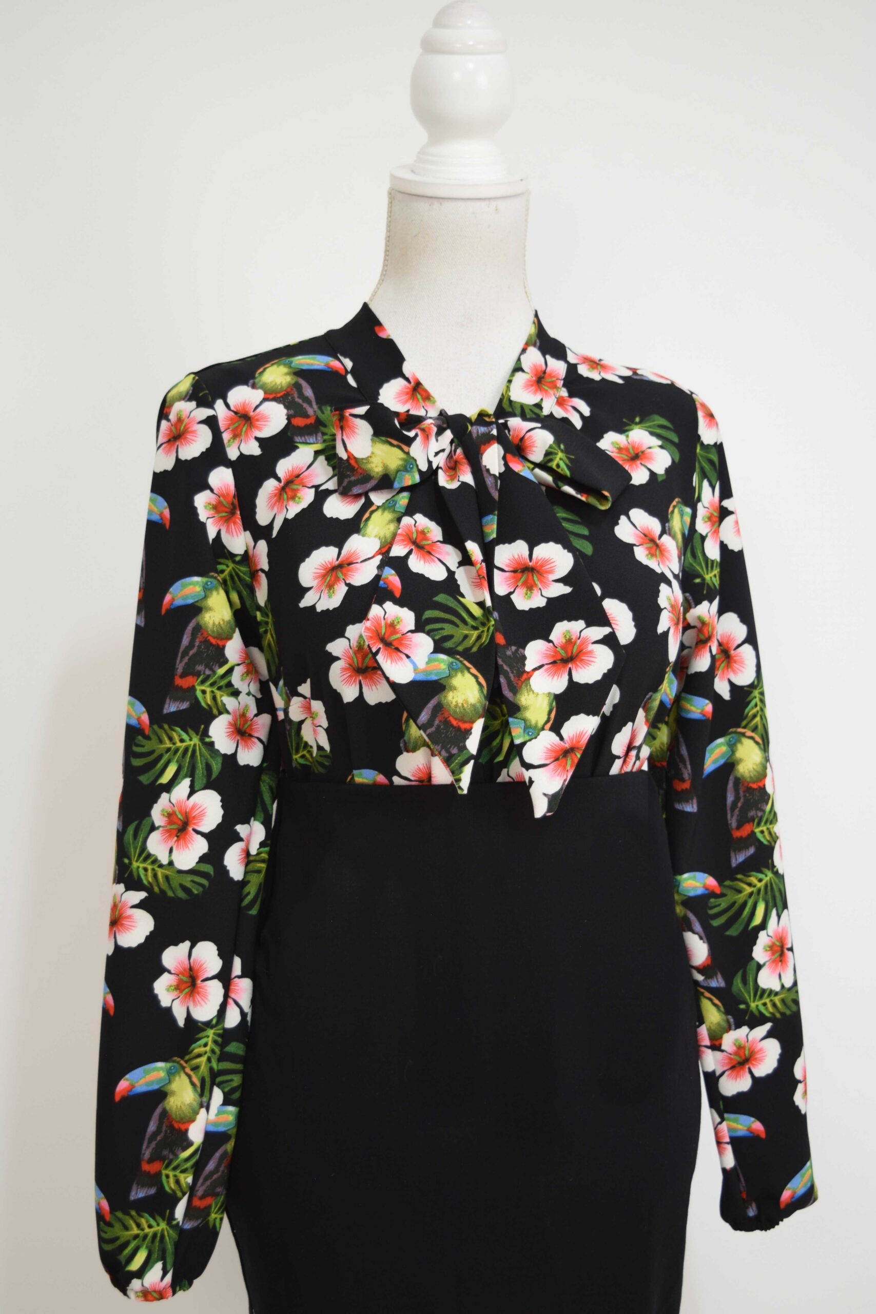 Bluza neagra cu flori Lora - 2 | YEO