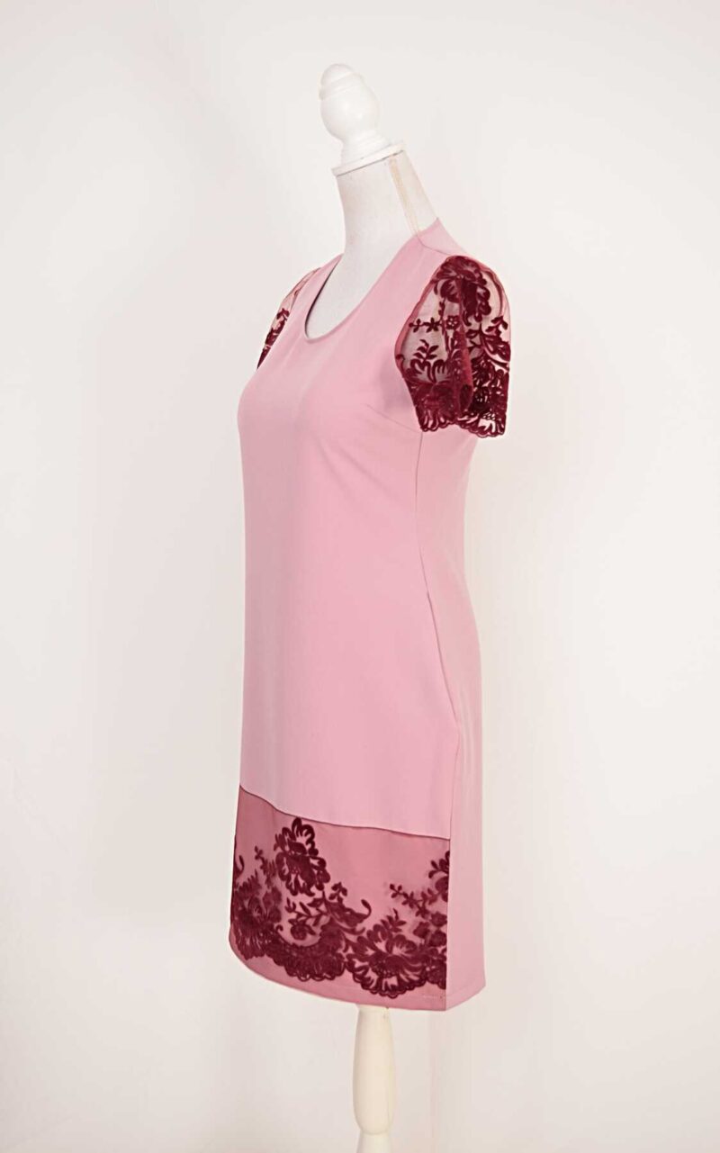 Rochie croi larg roze cu maneci si bordura broderie catifea