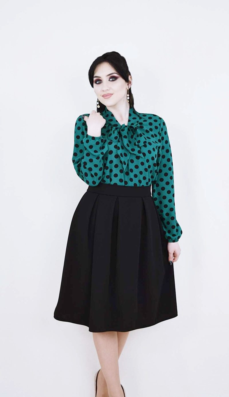 Fusta in pliuri neagra