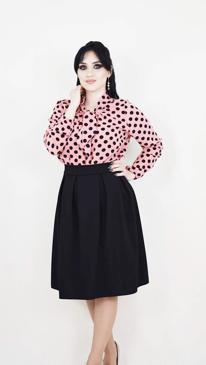 Fusta in pliuri neagra