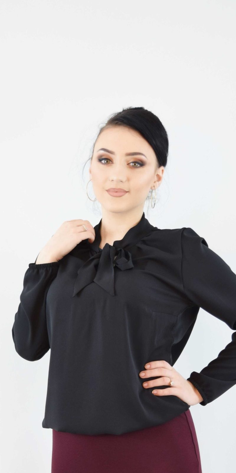 Bluza neagra eleganta cu esarfa