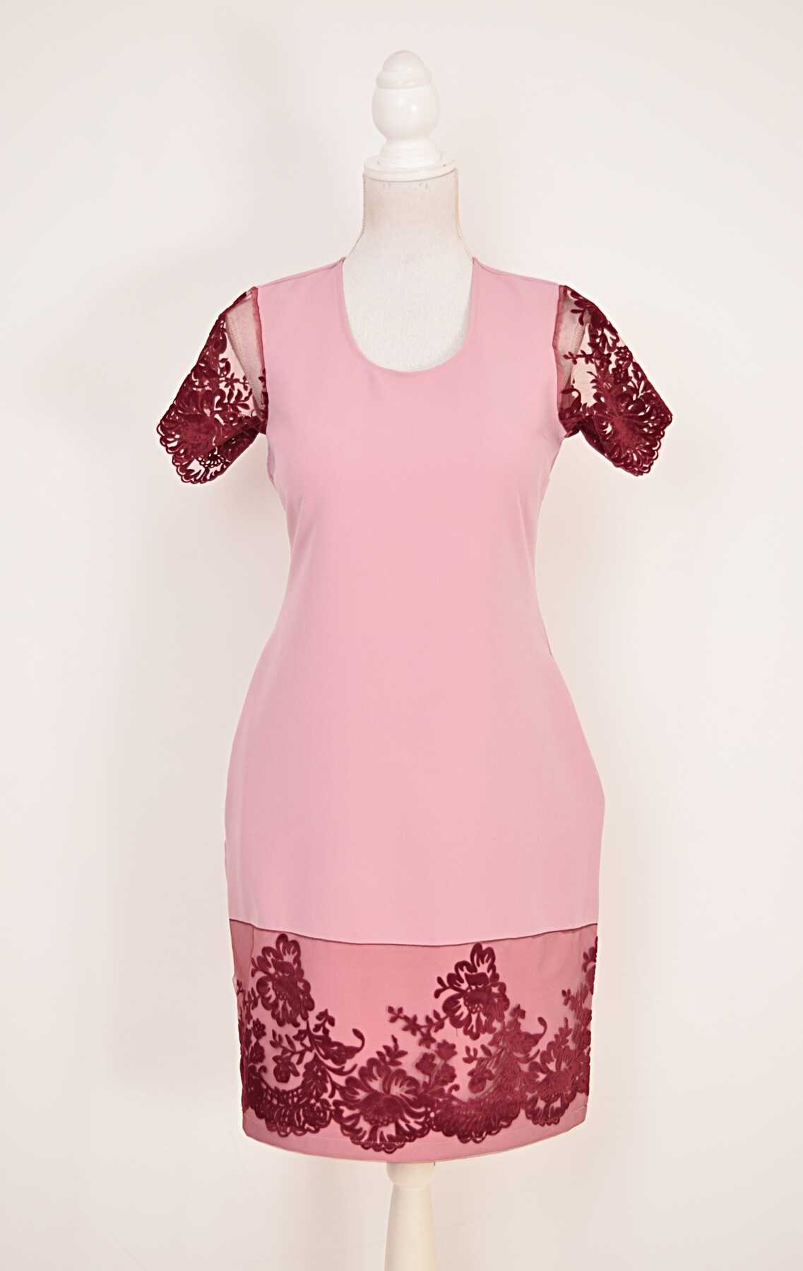 Rochie croi larg roze cu maneci si bordura broderie catifea