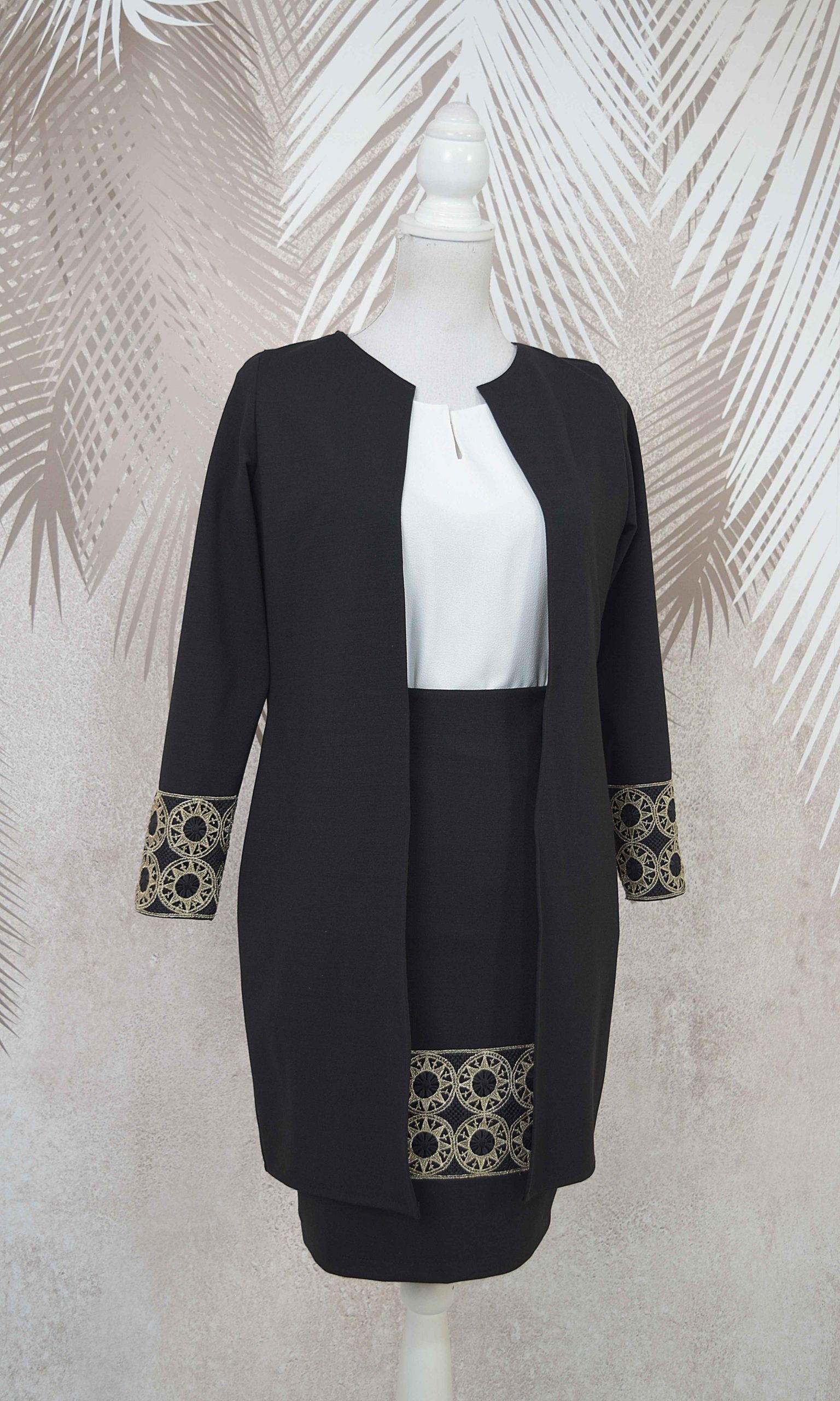 Compleu cardigan si fusta neagra cu broderie si cu bluza alba stilizata Teodora