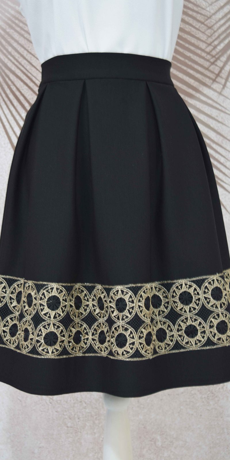 Fusta in pliuri neagra cu broderie Teodora