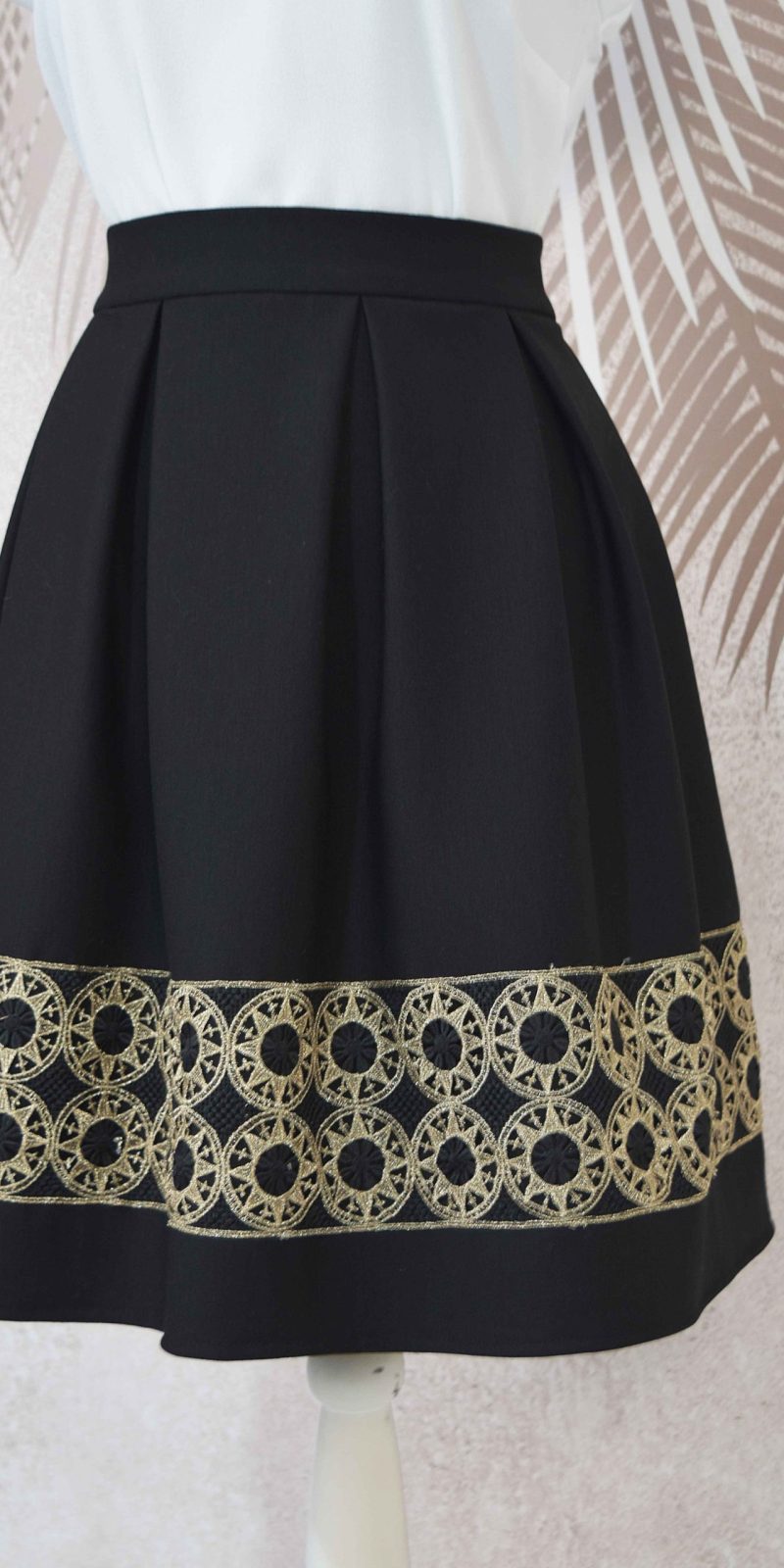 Fusta in pliuri neagra cu broderie Teodora