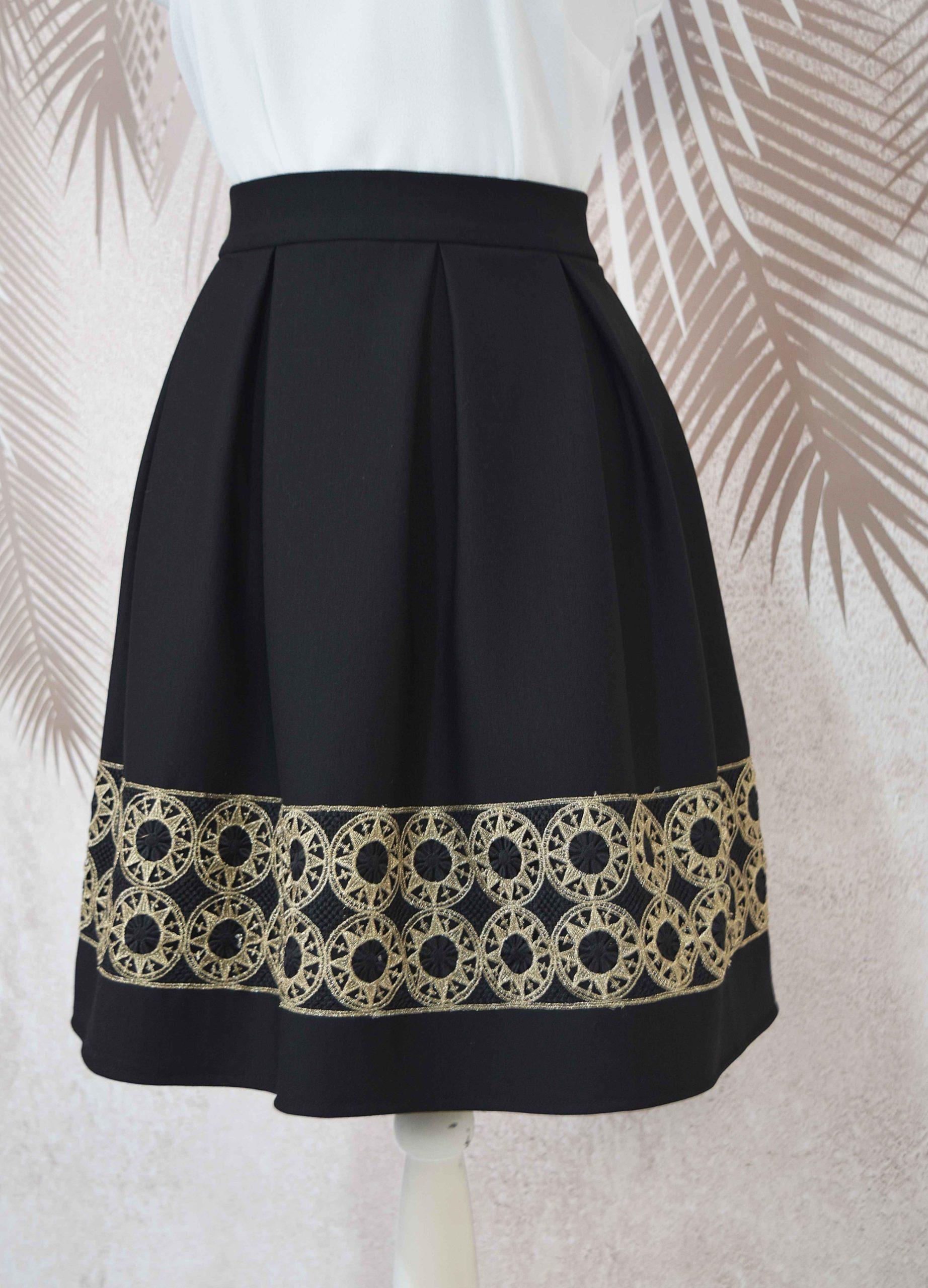 Fusta in pliuri neagra cu broderie Teodora