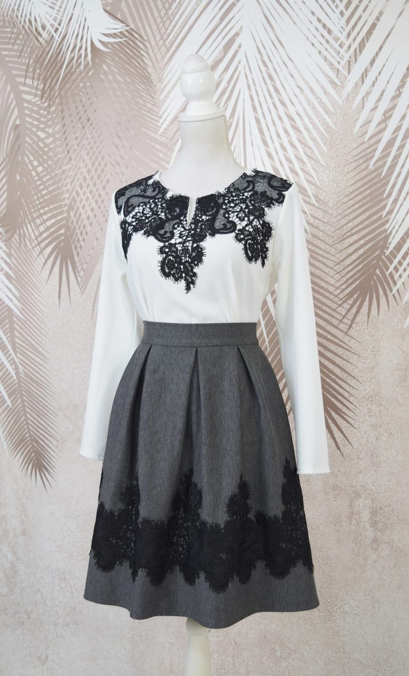 Compleu bluza alba stilizata si fusta in pliuri gri cu broderie Nadine