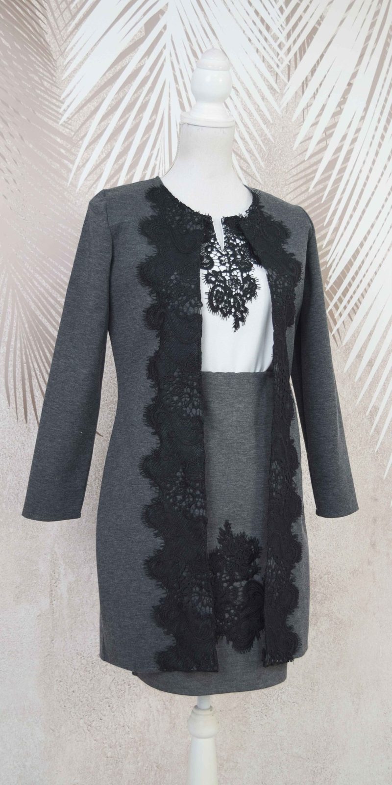 Compleu cardigan si fusta gri cu broderie si cu bluza alba stilizata Nadine