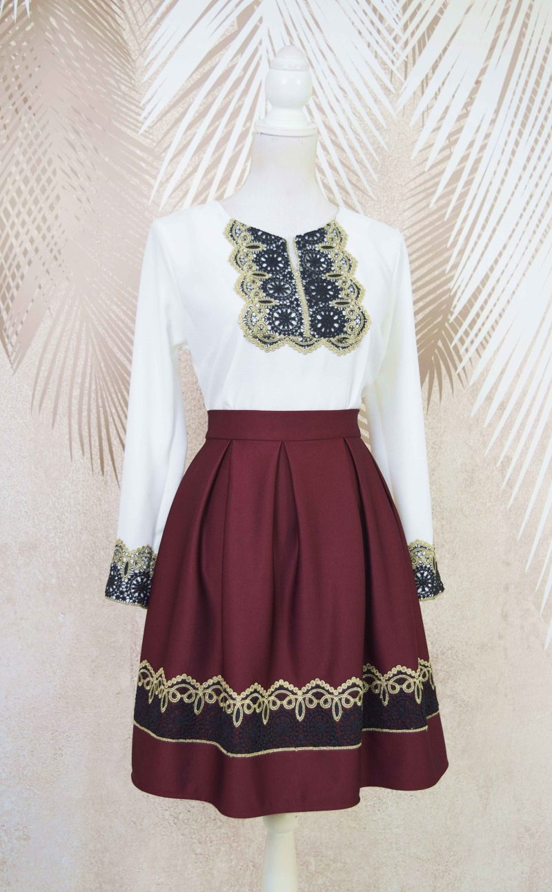 Compleu bluza alba stilizata si fusta visinie in pliuri cu broderie Ania