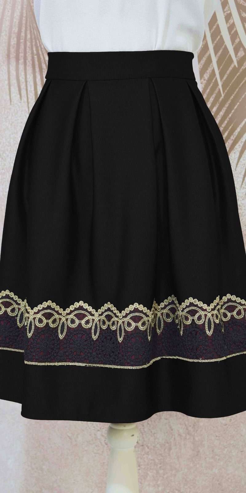 Fusta in pliuri neagra cu broderie Ania