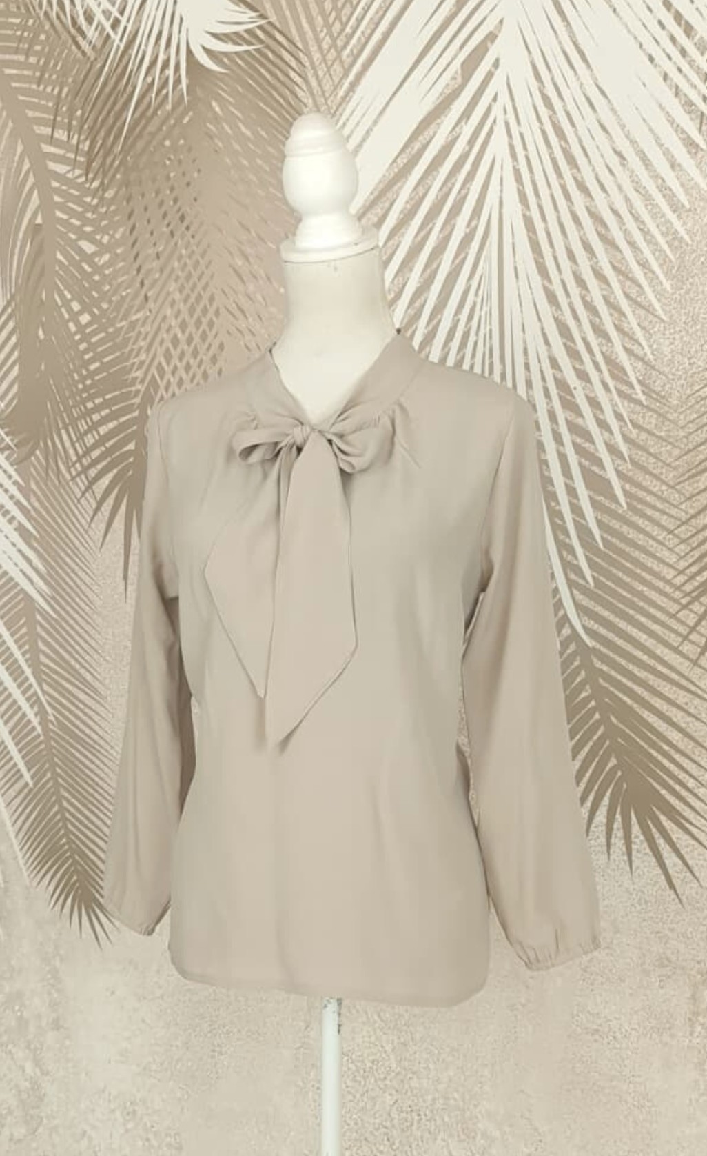Bluza bej cu esarfa