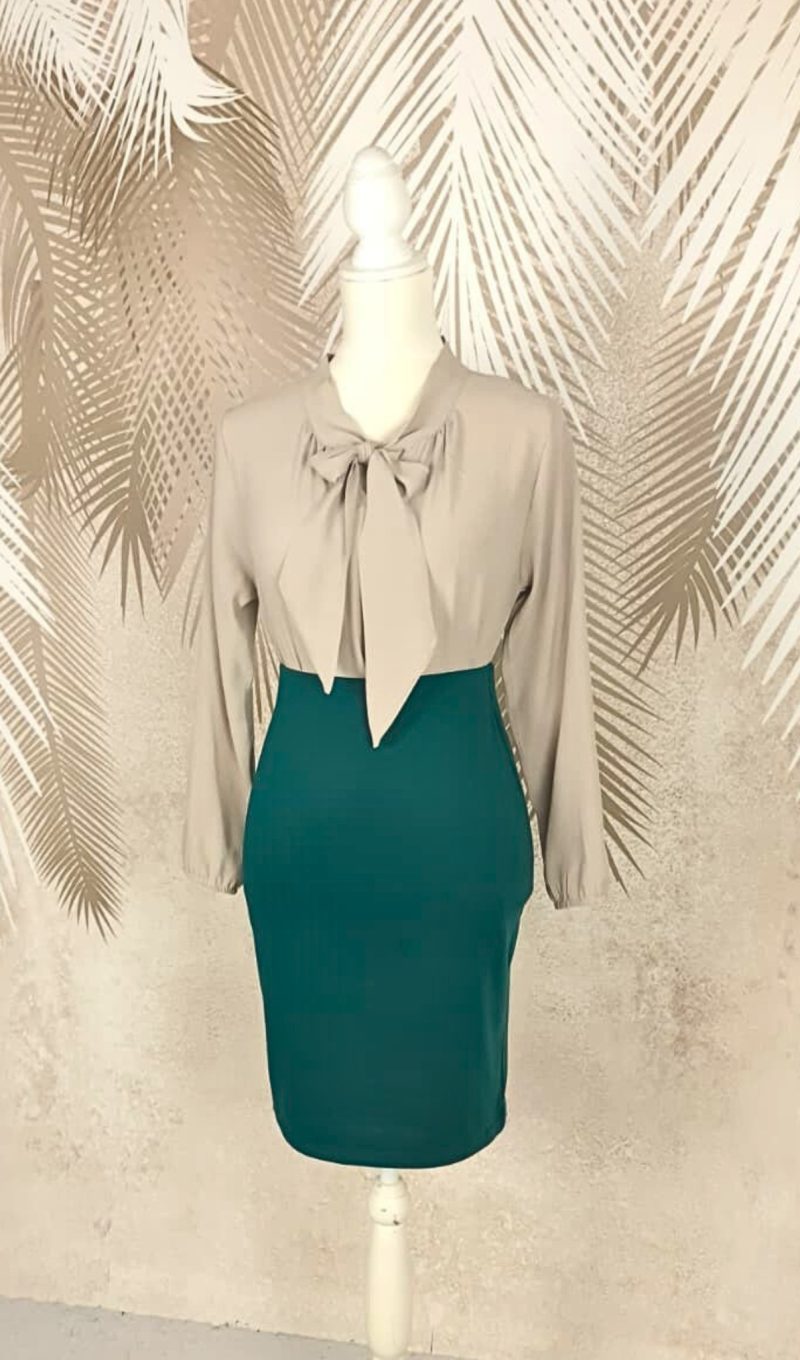 Compleu bluza bej si fusta verde conica