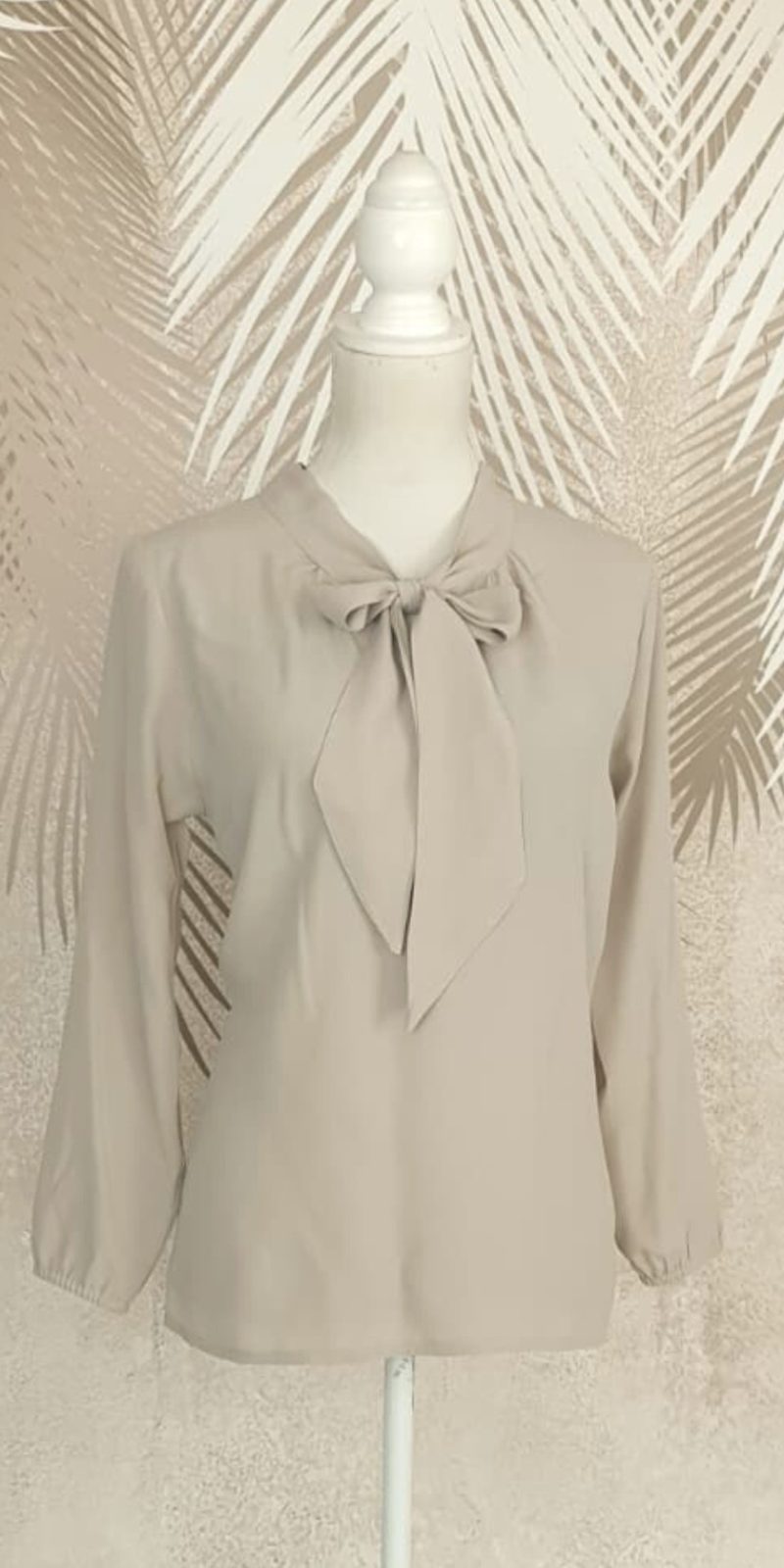 Bluza bej cu esarfa