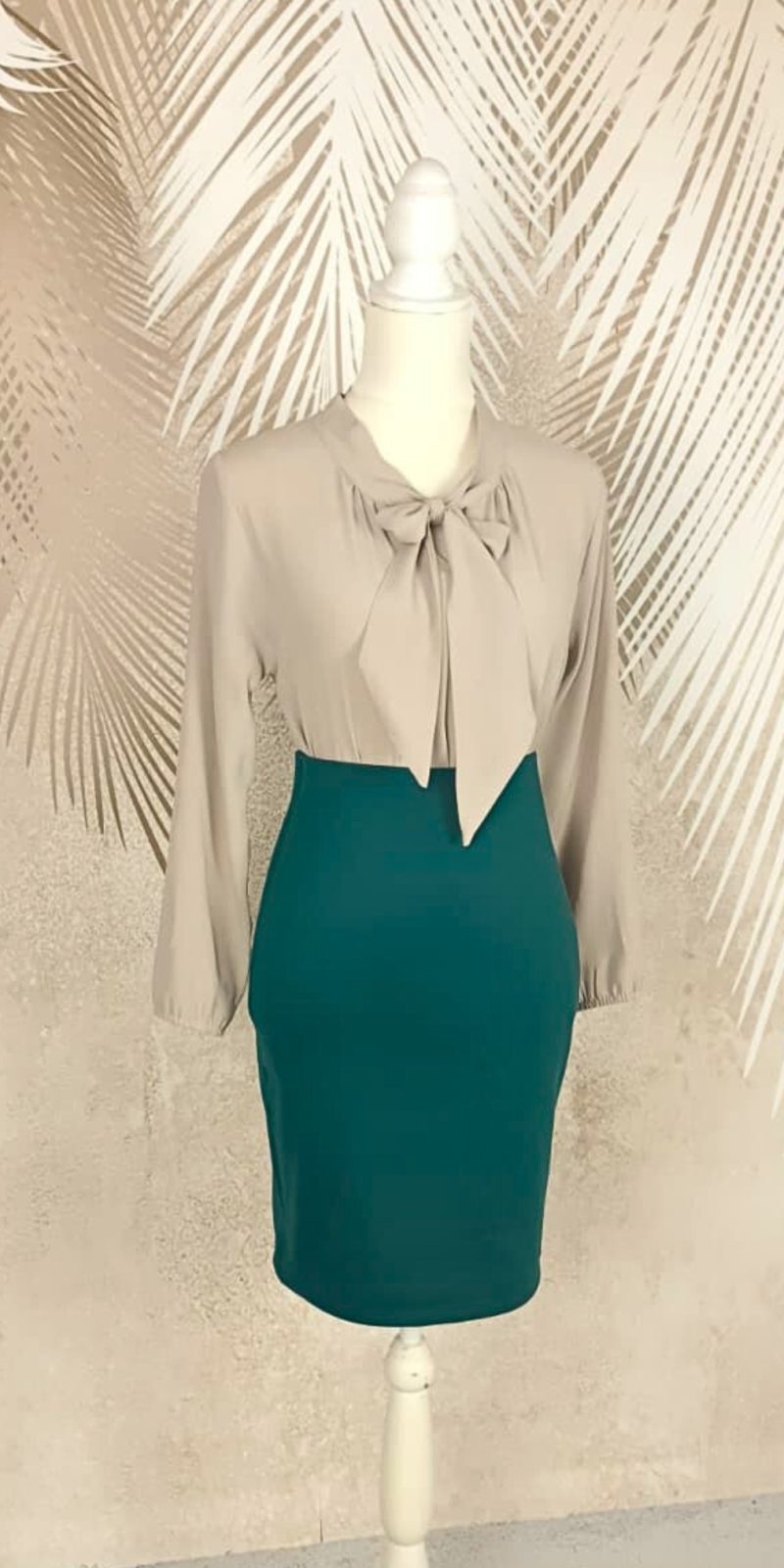Compleu bluza bej si fusta verde conica