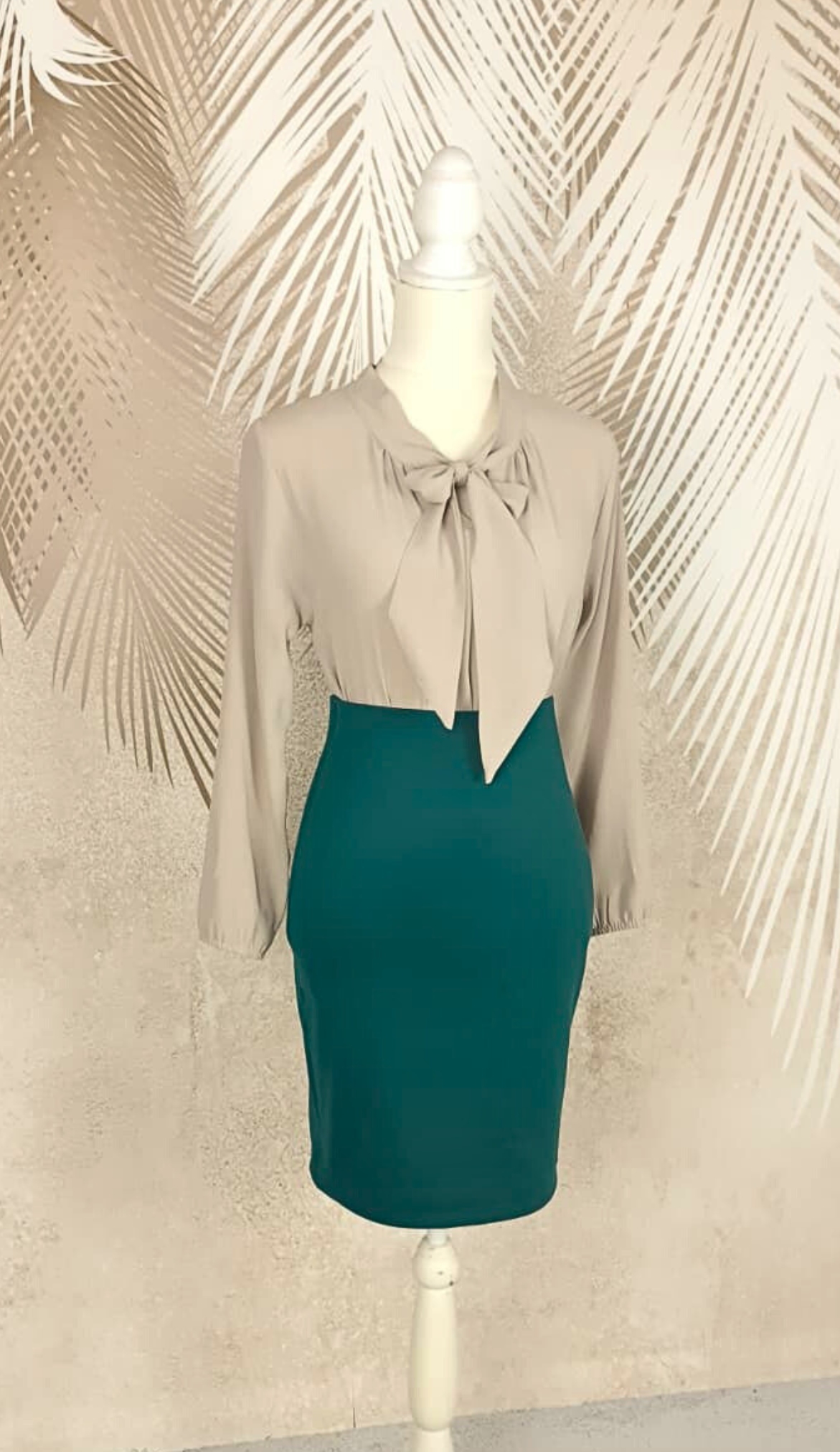 Compleu bluza bej si fusta verde conica