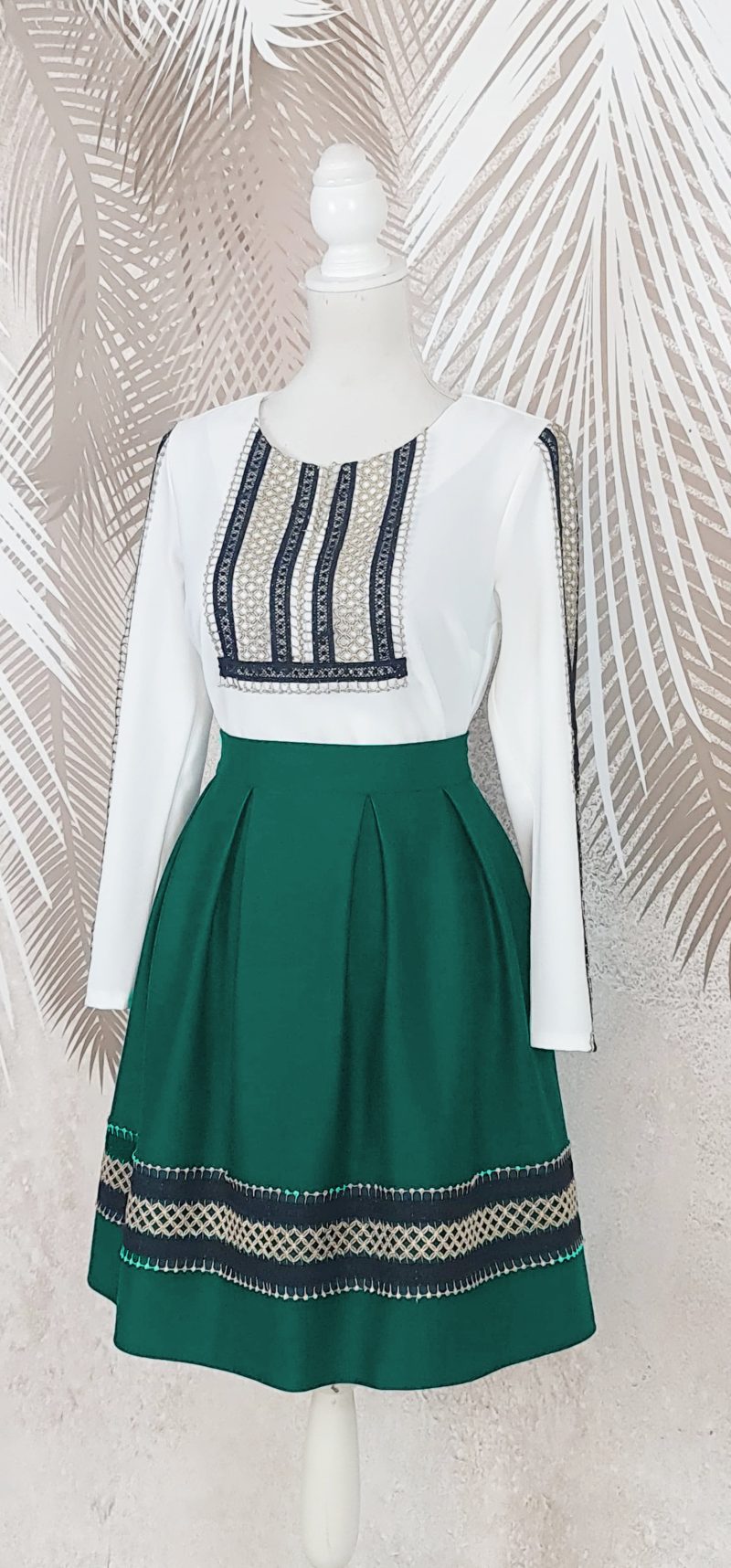 Compleu bluza alba stilizata si fusta verde in pliuri cu broderie Ilinca
