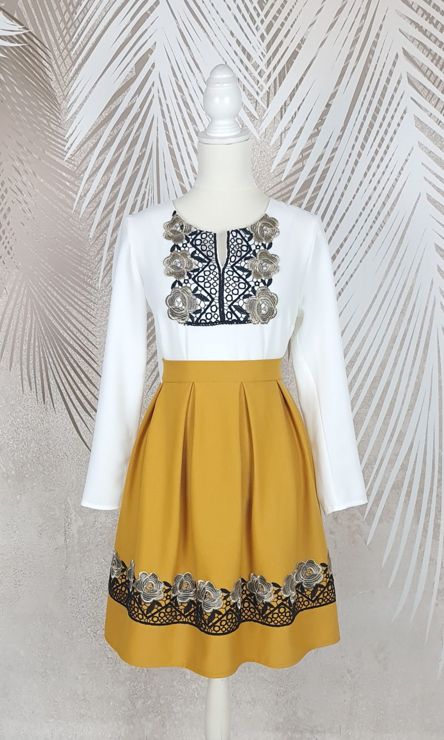 Fusta clos mustar cu broderie Melania