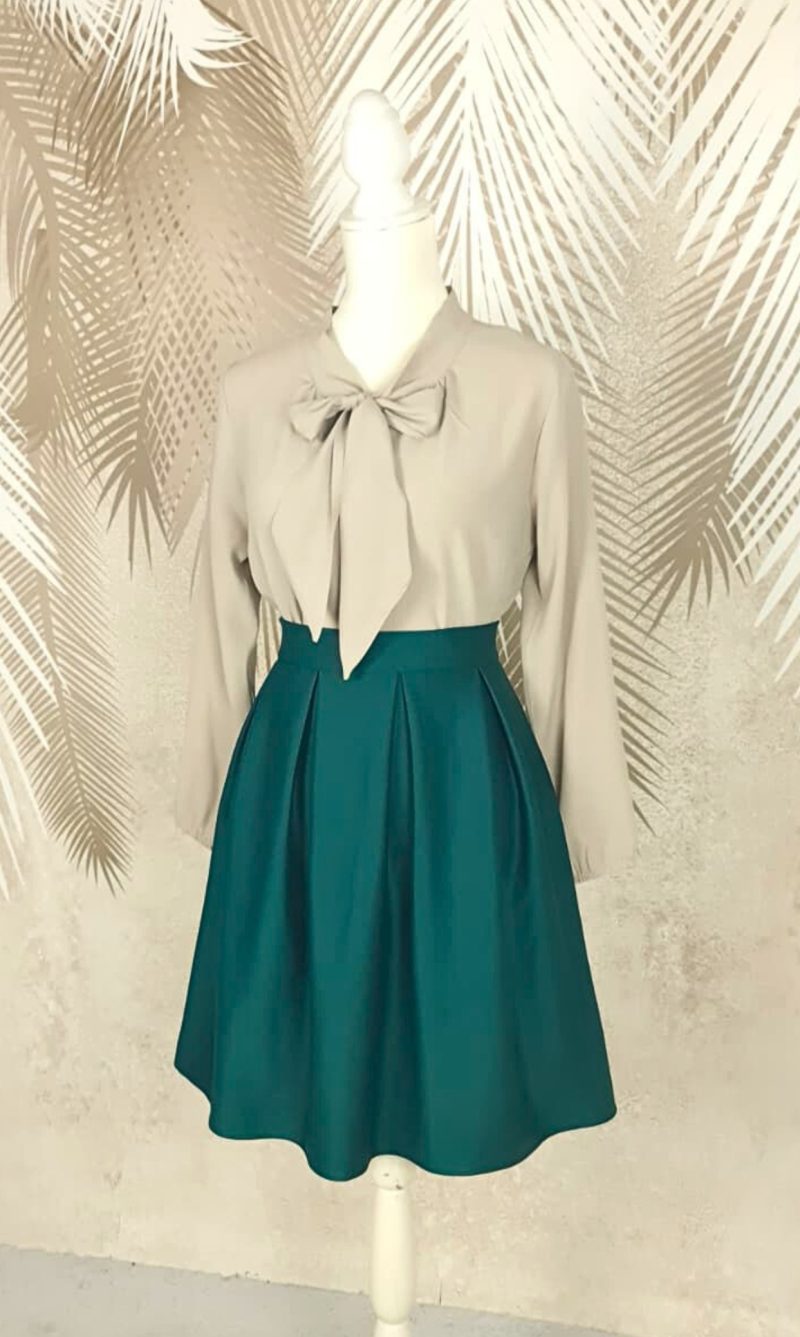 Compleu bluza bej si fusta verde in pliuri